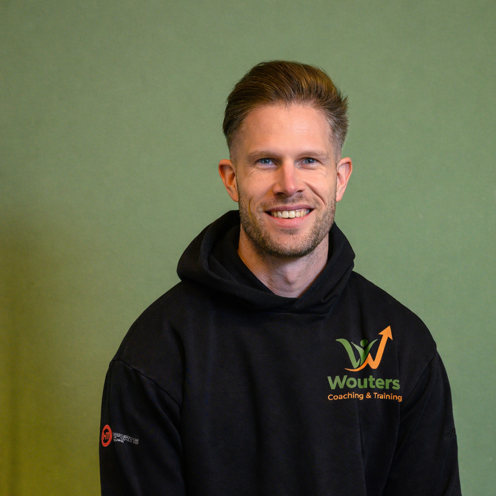 portret van een coach met logo